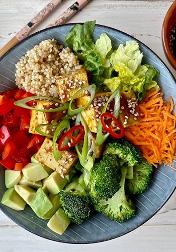 Gemüse Bowl mit Tofu und Quinoa