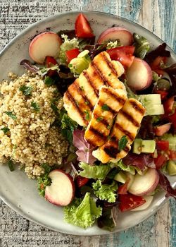 Gegrillter Halloumi mit buntem Salat, Pfirsich und Quinoa