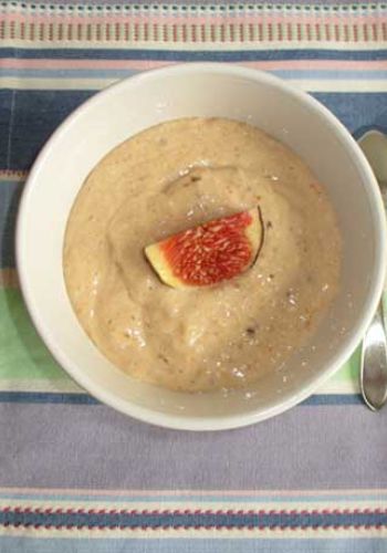 Sojajoghurt mit Feigen und Mandeln