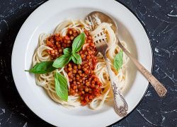 Low Carb Spaghetti mit Linsen-Tomaten Sauce