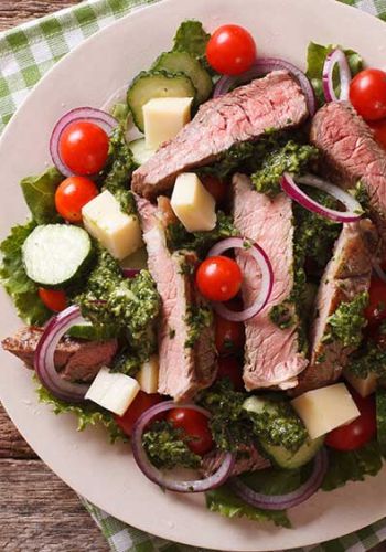 Salat mit Rindersteak und Chimichurri-Sauce