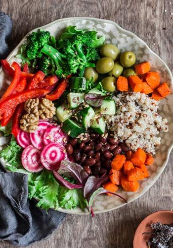 Good Life Bowl mit Quinoa, Rote Bete, Kürbis, Broccoli und Walnüssen