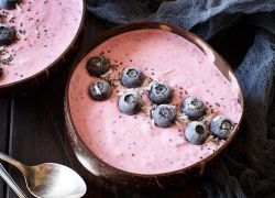 Beerenbowl mit Kokos und Chia