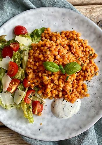Roter Linsensalat mit Cherrytomaten und Parmesan
