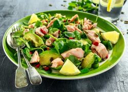 Vital Salat mit Thunfisch, Avocado, Spinat und Goji Beeren