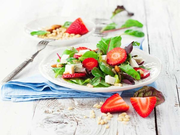 Salat mit Mangold, Mandeln und Erdbeeren