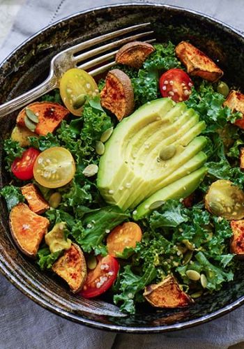 Grünkohlsalat mit gebackener Süßkartoffel und Avocado