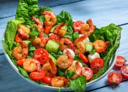 Scharfe-Garnelen an Mozzarella-Tomaten-Salat