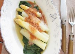 Low Carb Spargel auf jungen Blattspinat mit Semmelbrösel