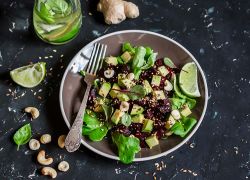 Vitaler Rote Bete Salat mit Avocado und Cashewkerne