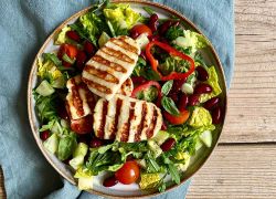 Gegrillter Halloumi auf Salat mit Kidneybohnen
