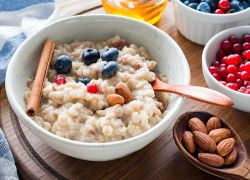 Power Porridge mit Zimt, Mandeln und Früchten