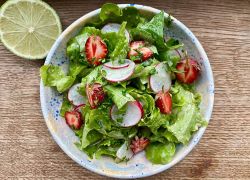 Erdbeer-Radieschen-Salat mit Dressing