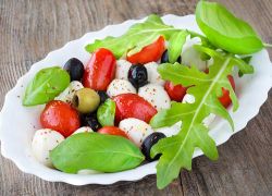 Antipasti mit Tomaten, Oliven und Mozzarella