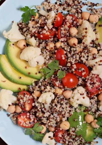 Quinoa Salat mit Blumenkohl, Tomaten und Avocado