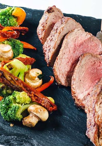 Gegrilltes Lammfilet an Gemüse