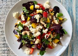 Bunter Salat mit Mango, Erdbeeren und Linsen