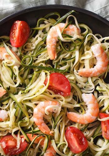 Gemüsenudeln mit Garnelen und Cherrytomaten