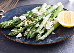 Grüner Spargel mit Feta und Pinienkerne