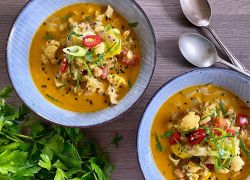 Blumenkohl-Curry mit Paprika und Chili