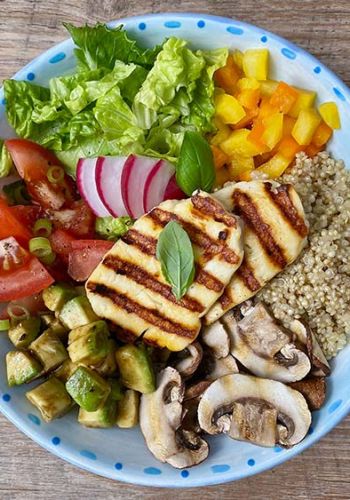 Gegrillter Halloumi mit Champignons, Gemüse und Quinoa