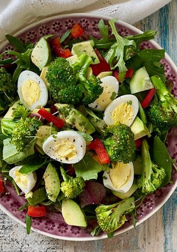 Grüner Salat mit Wachteleiern