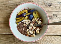 Frühstücksbowl mit Pflaume und Nüssen